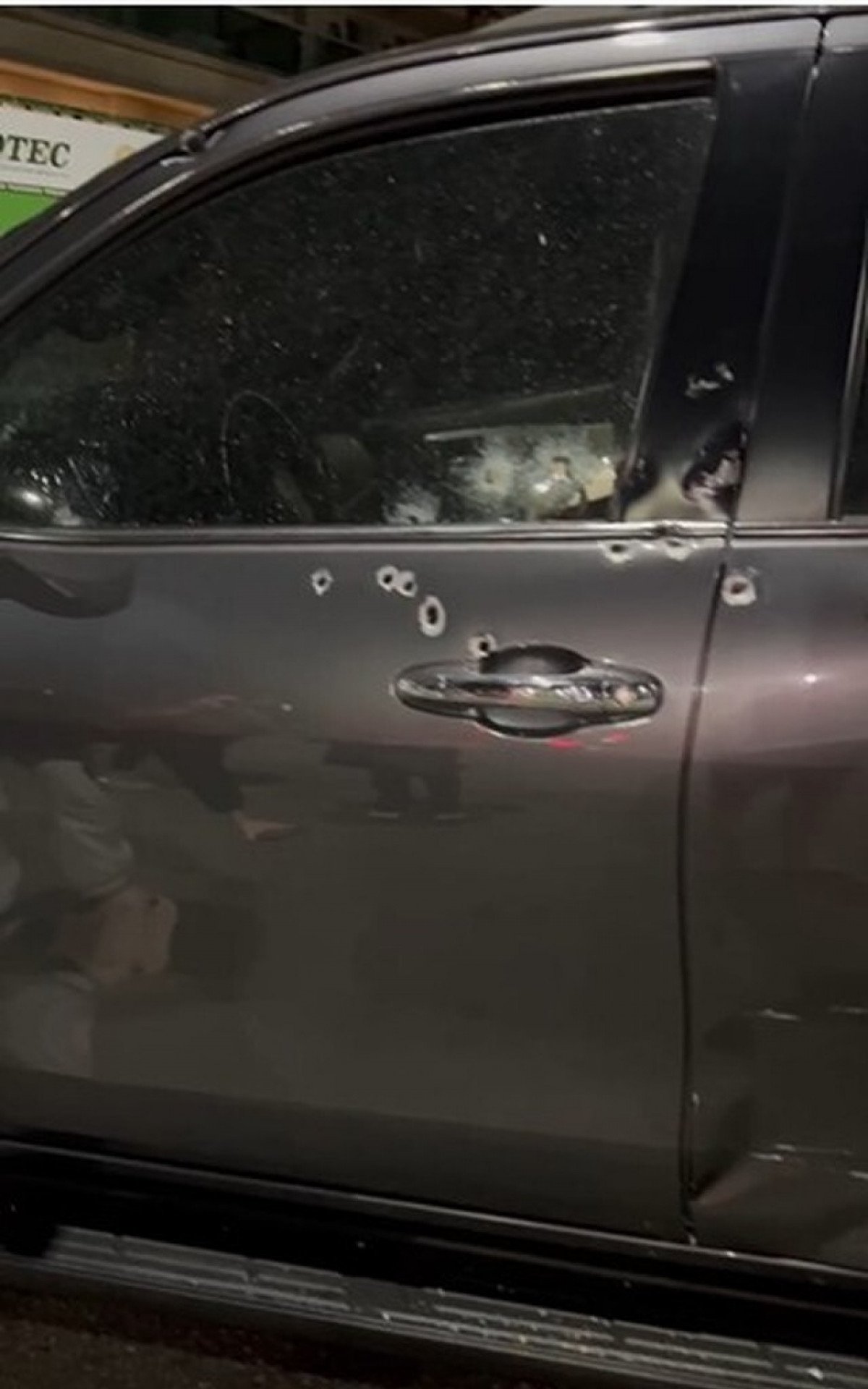 Homem é baleado dentro de carro na Barra da Tijuca