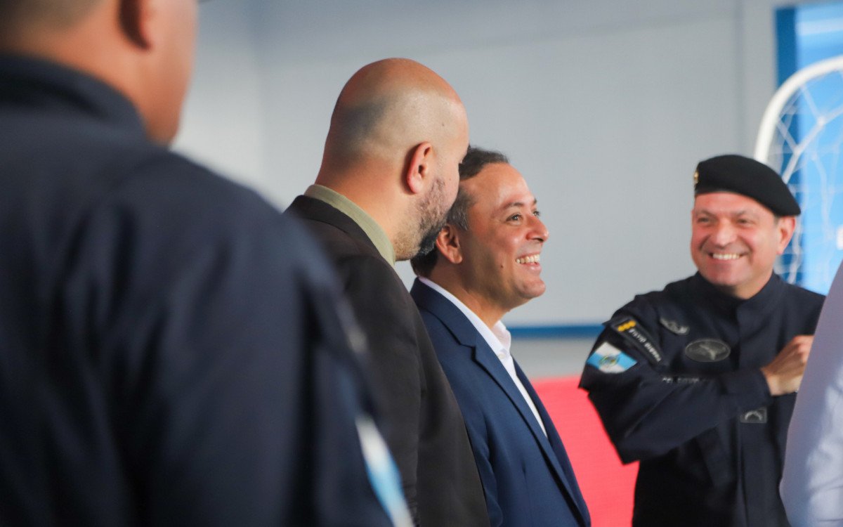 Rodrigo Neves se reúne com oficiais na sede do 12º BPM