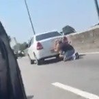 Motoristas se escondem atrás de carros em meio a tiroteio na Avenida Brasil