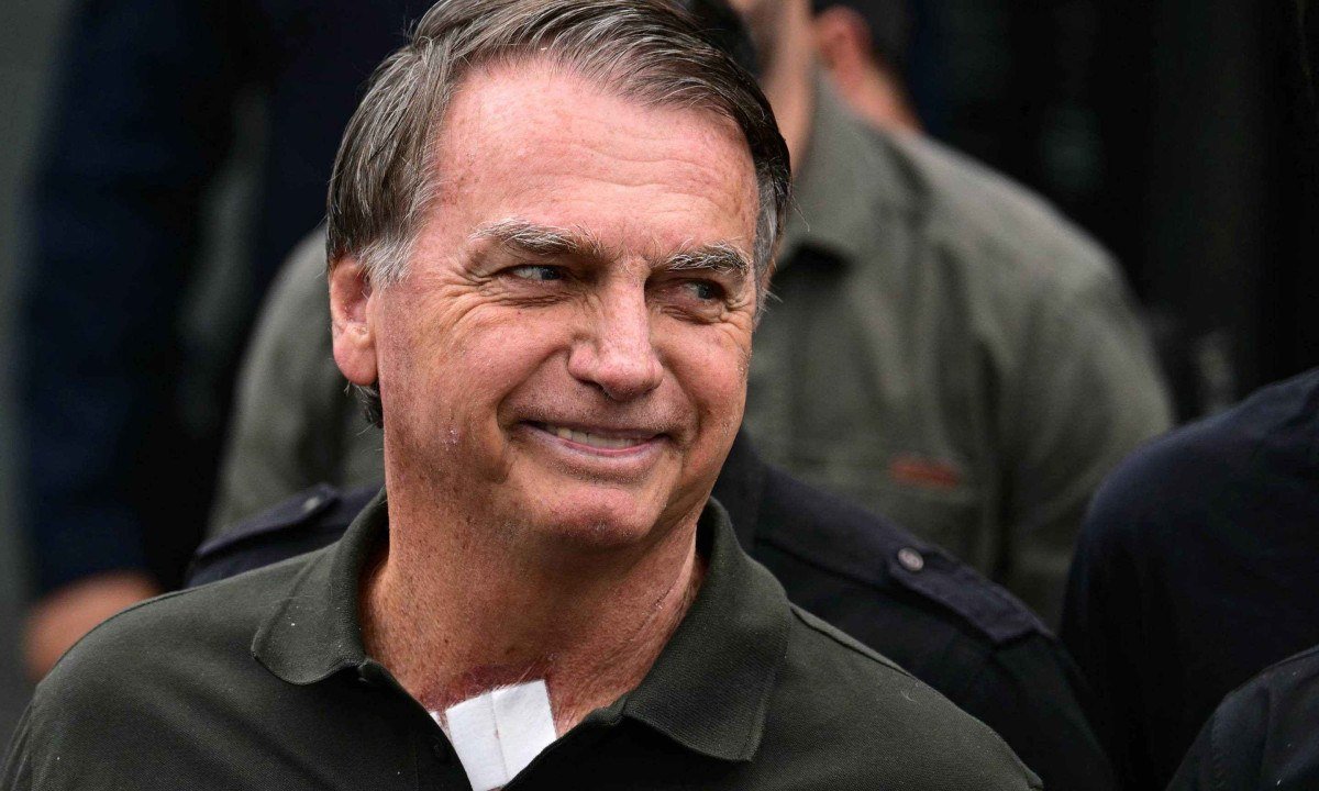 Bolsonaro recebe alta de hospital e boletim fala em anemia e pneumonia
