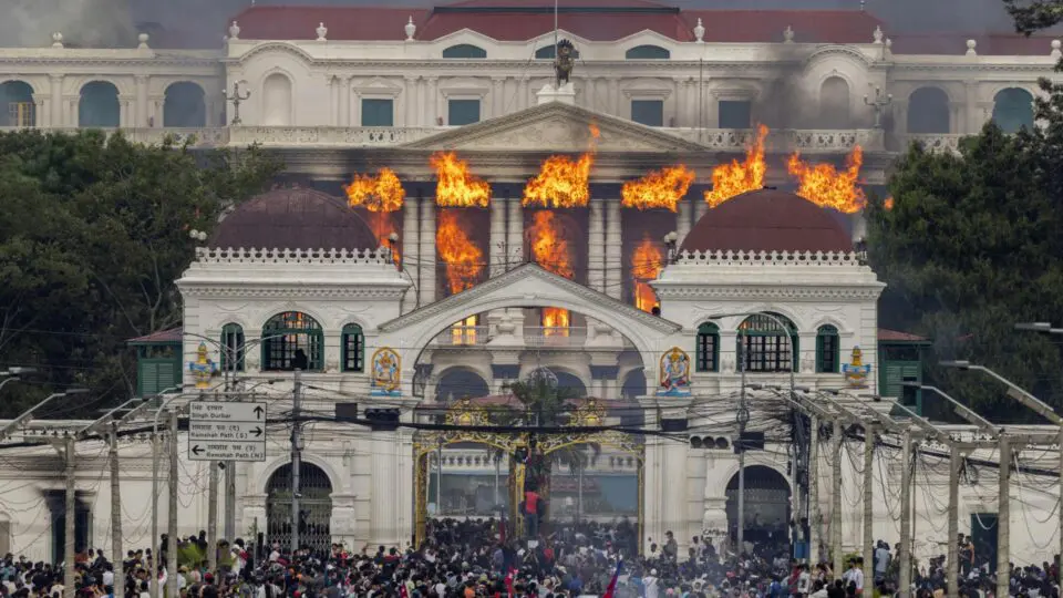 A primeira revolução digital: Nepal em chamas –