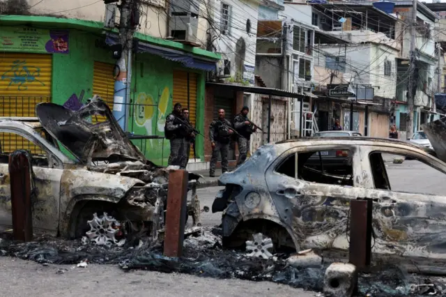 Megaoperação nos complexos da Penha e Alemão tem quatro policiais e 64 suspeitos mortos