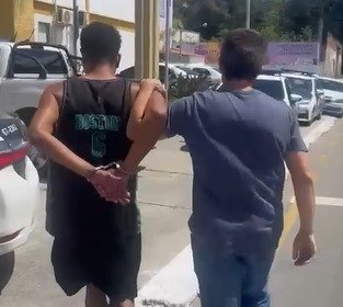 Professor é atacado com 15 facadas após extorsão via PIX; suspeito é preso em Macaé