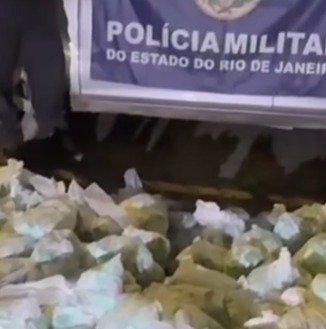 PM apreende 36 mil papelotes de cocaína e causa prejuízo milionário ao tráfico em Rio das Ostras
