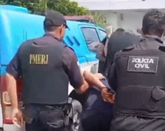 Caminhão roubado com carga de laticínios é recuperado em Campos; dois suspeitos são presos