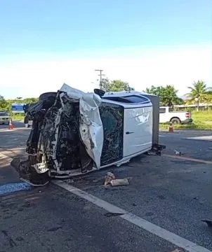 Motorista fica ferido após colisão entre dois carros na BR-101, em Campos dos Goytacazes