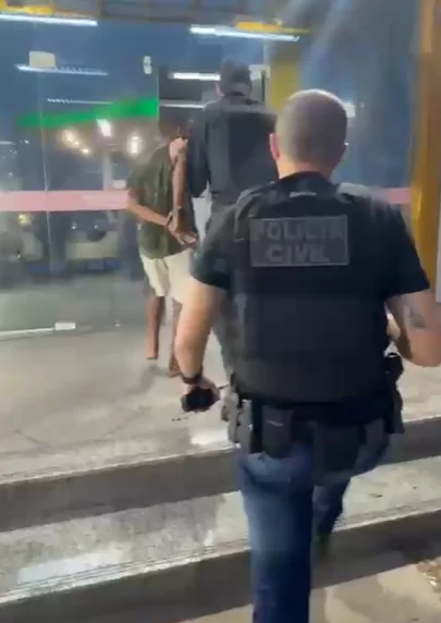 Olheiro do tráfico é preso enquanto falava ao radinho em Macaé