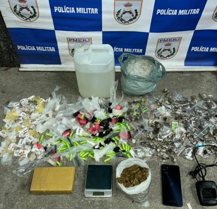Grande quantidade de drogas é apreendida em área de mata em Saquarema