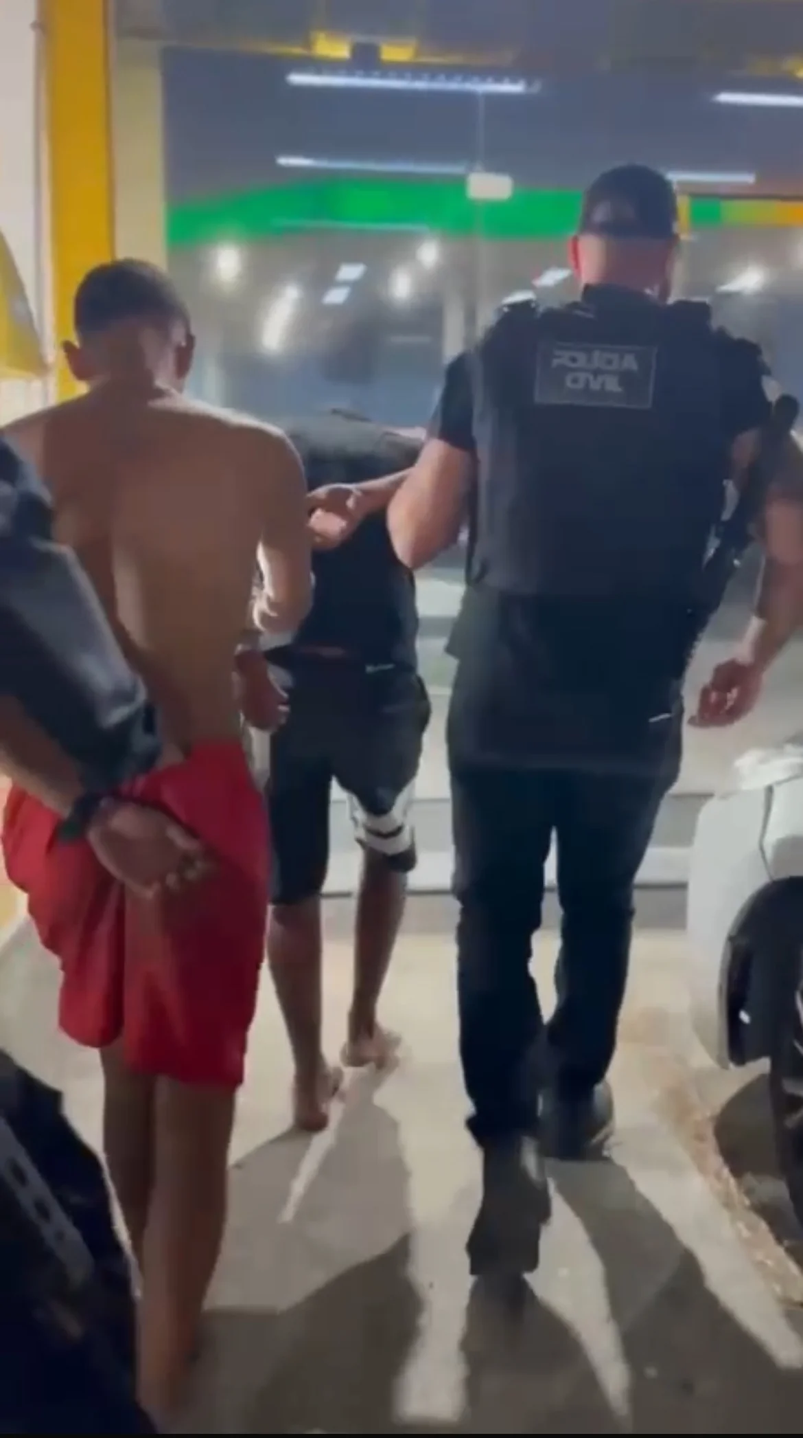 Dois traficantes são presos com mais de 100 buchas de maconha e 200 pinos de cocaína em Macaé