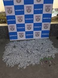 Grande apreensão de drogas em Cabo Frio: suspeito foge e abandona mais de 1,5 mil pinos de cocaína