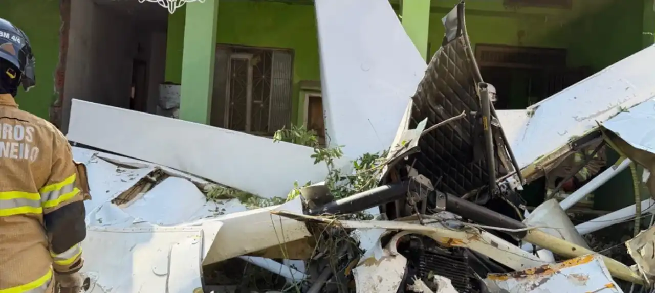 Avião Monomotor Cai Sobre Residência em Nova Iguaçu e Piloto Morre