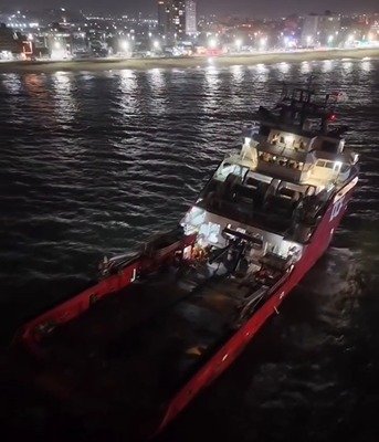 Embarcação fica encalhada após colisão em pedra na Praia em Macaé