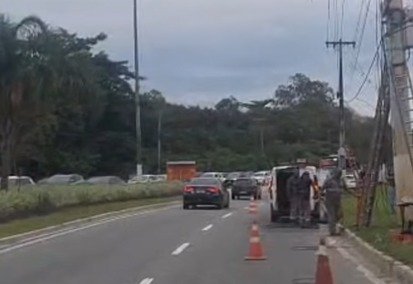 Intervenção em rede de internet provoca congestionamento na Amaral Peixoto, em Macaé