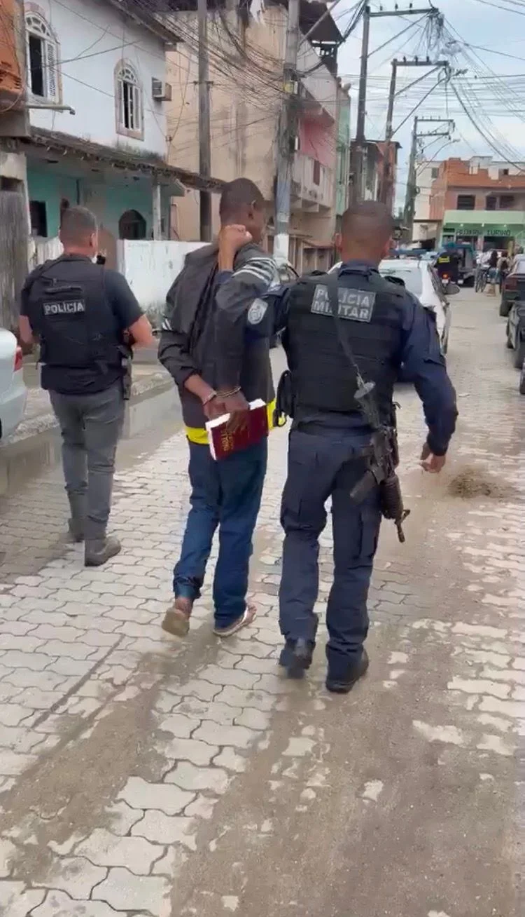 Polícia recupera moto roubada e prende autor com Bíblia na mão em Macaé