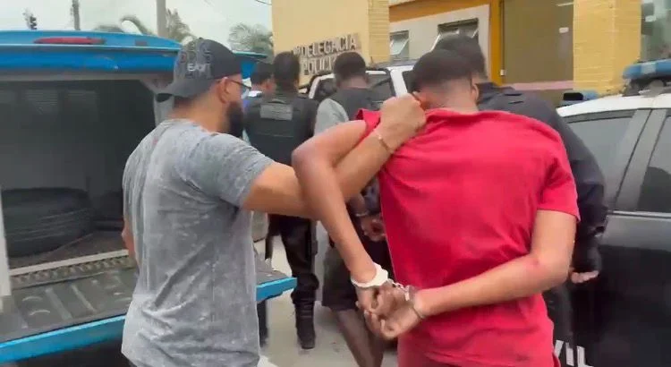 Polícia prende três traficantes e apreende mais de 400 pedras de crack em Macaé