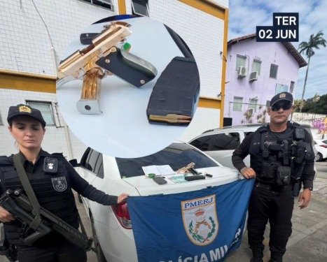 PM APREENDE ARMA, MUNIÇÕES E DINHEIRO EM CARRO COM FUNDO FALSO EM MACAÉ