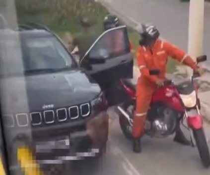 Dupla assalta motorista durante congestionamento em Macaé