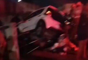CARRO FICA PENDURADO EM PONTE SOBRE O RIO ACARI E CHAMA ATENÇÃO DE MORADORES